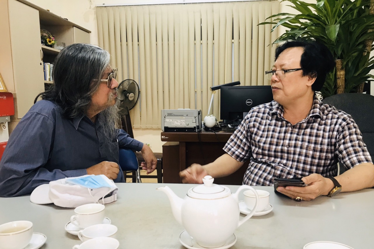 Phó TBT Báo Xây dựng Tào Khánh Hưng (bên phải) tác giả ca khúc "Tuần Châu ơi" và nhà báo Lê Quang Vinh