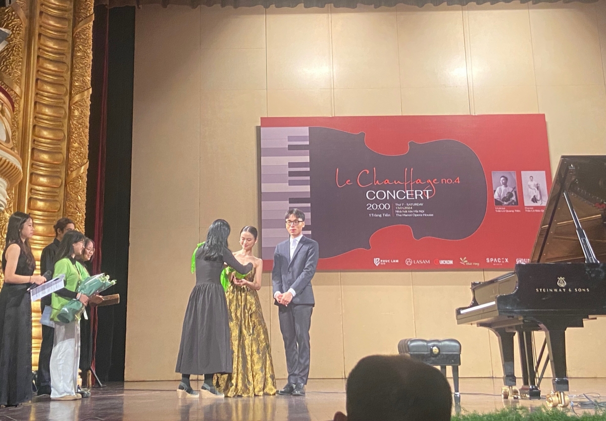 Bà Vũ Thị Dung trao tặng lời cảm ơn đến hai nghệ sĩ.