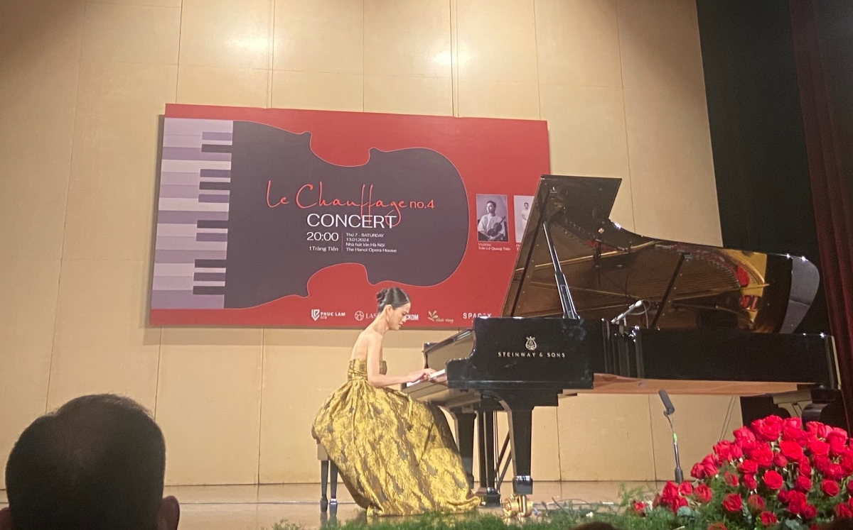 Nghệ sĩ pianist Trần Lê Bảo Quyên với phần trình diễn trong buổi hòa nhạc.