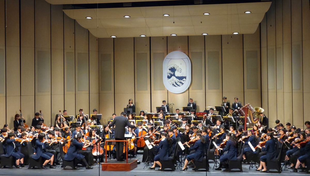 Hai dàn nhạc giao hưởng trẻ SKO và VYO biểu diễn trên sân khấu hòa nhạc.