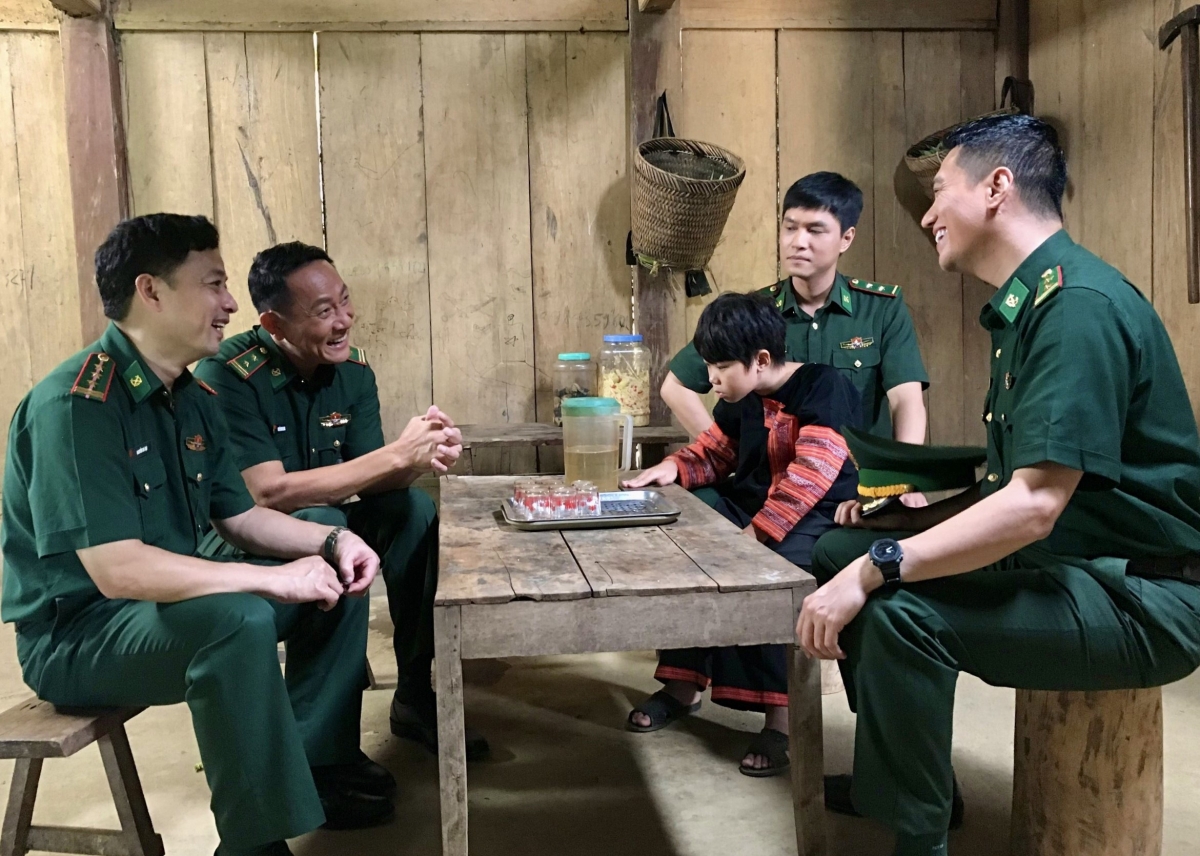 Thượng tá, Nhạc sĩ Xuân Đại (hàng trên, bên trái) và những đồng đội của mình trong một chuyến công tác