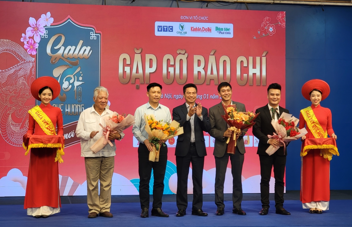 Ông Phạm Quang Hưởng, Phó Chủ tịch Thường trực Công đoàn Thông tin Truyền thông Việt Nam, Bộ Thông tin Truyền thông, tặng hoa cho đơn vị sản xuất chương trình.