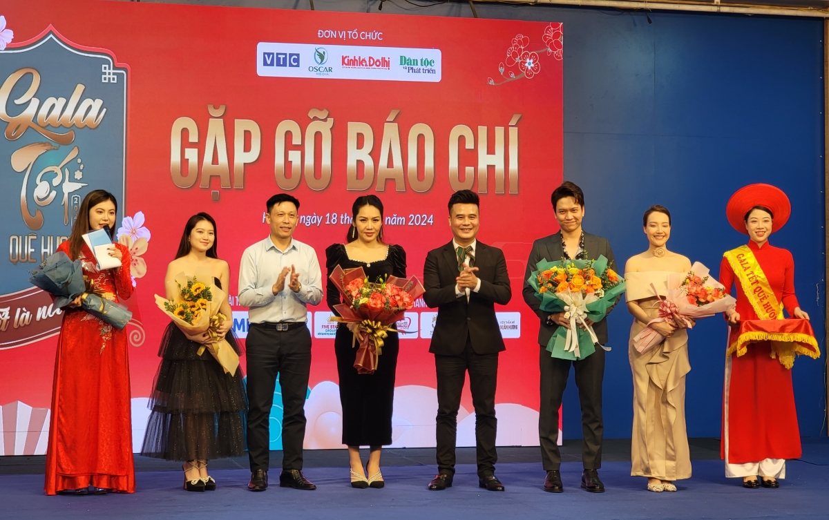 Ông Nguyễn Thành Lợi, tổng biên tập Báo Kinh tế và Đô thị; tổng đạo diễn Mai Thanh Tùng trao tặng những bó hoa tươi thắm tri ân cho các nghệ sĩ tham gia chương trình.