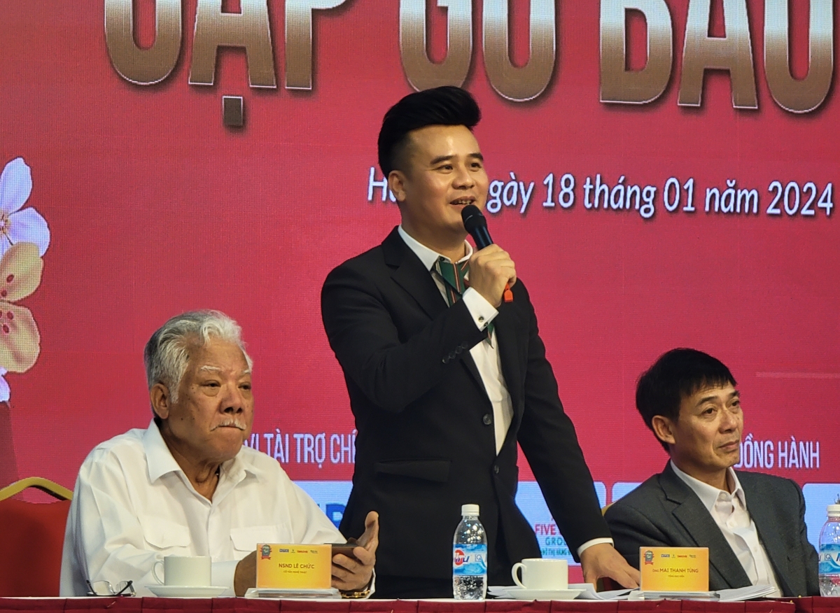 Đạo diễn Mai Thanh Tùng, tổng đạo diễn chương trình trả lời câu hỏi của các phóng viên thông tấn Báo Đài.