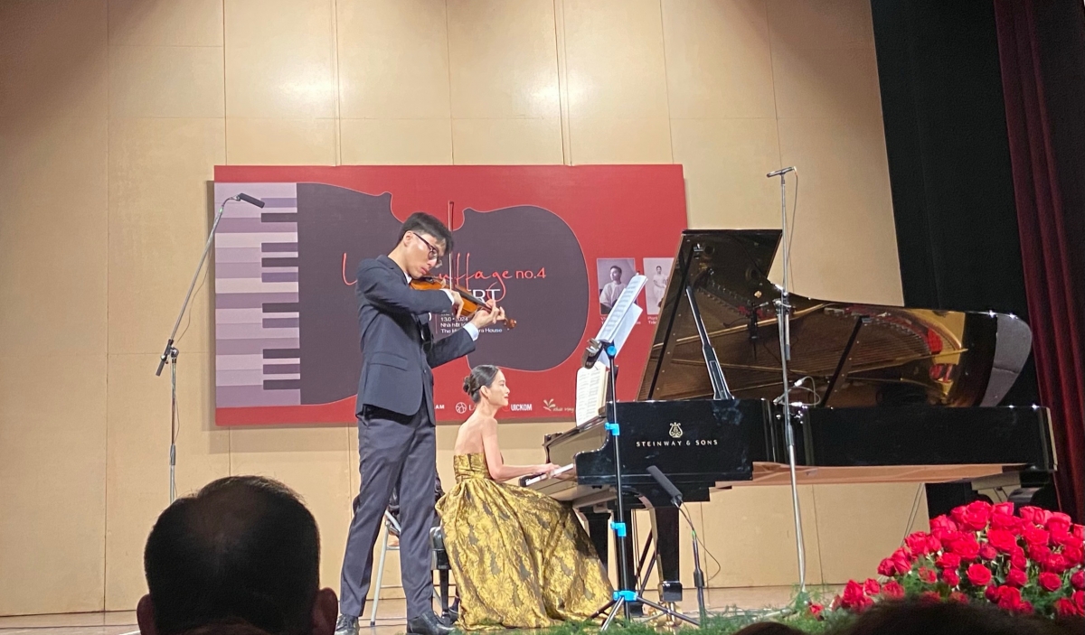 Màn song tấu của hai chị em pianist Trần Lê Bảo Quyên và violinist Trần Lê Quang Tiến.