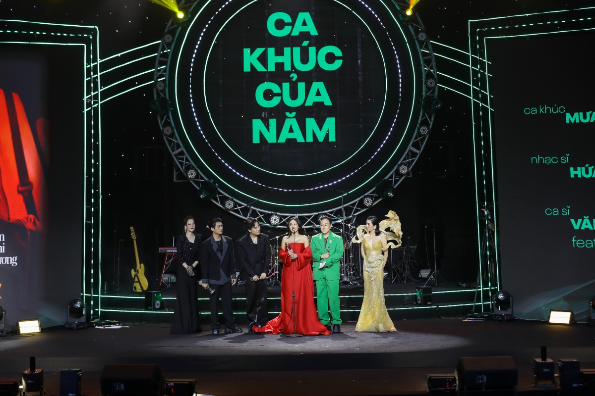 Ca sĩ Văn Mai Hương và ekip nhận giải "Ca khúc của năm" với Mưa Tháng Sáu