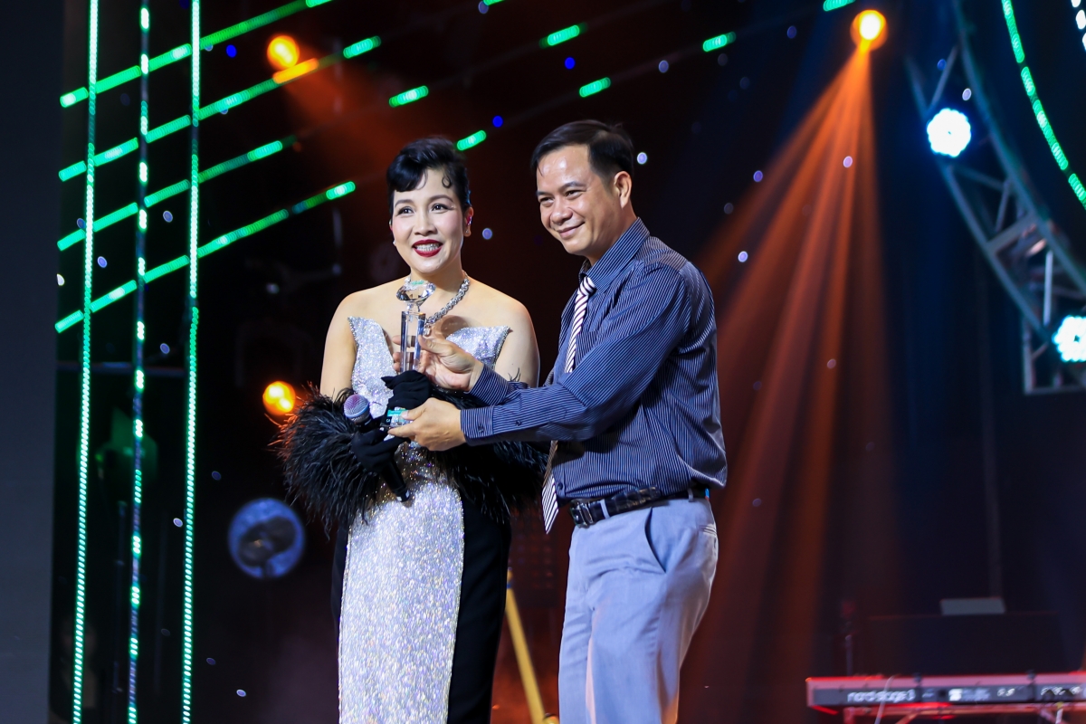 Ca sĩ Mỹ Linh nhận giải "Thành tựu Làn Sóng Xanh"