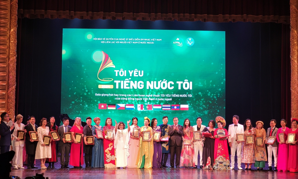 Hội nghệ sĩ biểu diễn âm nhạc Việt Nam trao tặng kỷ niệm chương “Bảo tồn-Lan tỏa Tiếng Việt- Âm nhạc Việt Nam trên toàn thế giới” cho các giọng ca người Việt ở trong và ngoài nước.