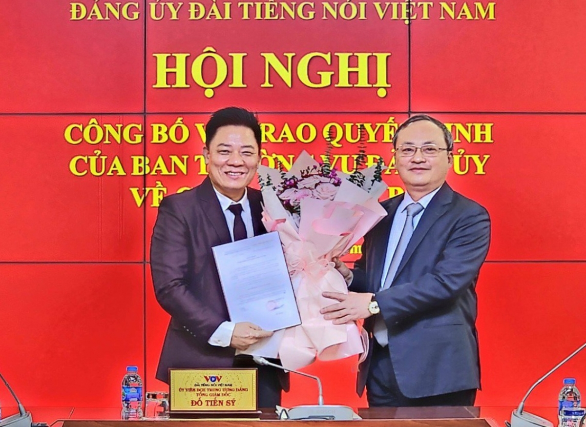 Tổng giám đốc Đài TNVN Đỗ Tiến Sỹ (bên phải) trao quyết định bổ nhiệm cho NSND Nguyễn Văn Chương