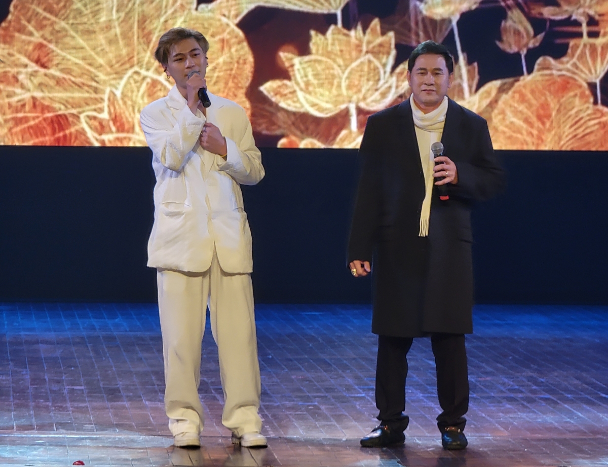 Hai bố con Nguyễn Văn Cường và Quốc Hải đến từ TP. Viêng Chăn Công hòa DCND Lào biển diễn trên sân khấu.
