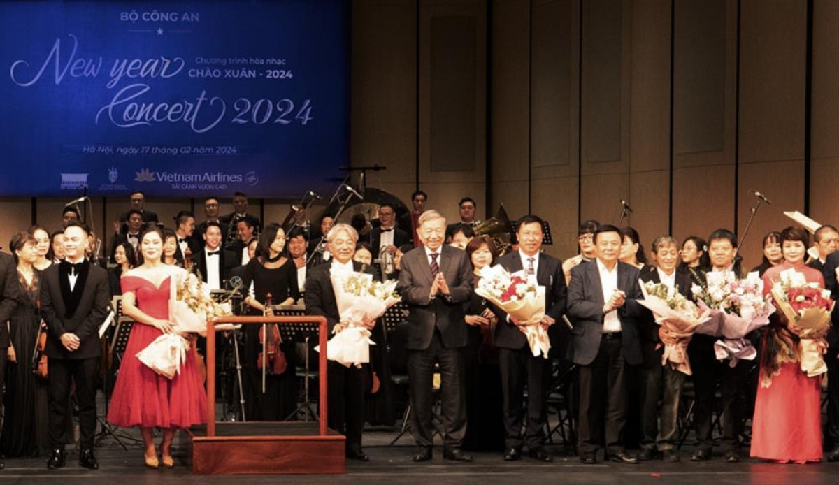 Bộ trưởng Tô Lâm cùng các đại biểu tặng hoa chúc mừng các nghệ sĩ.