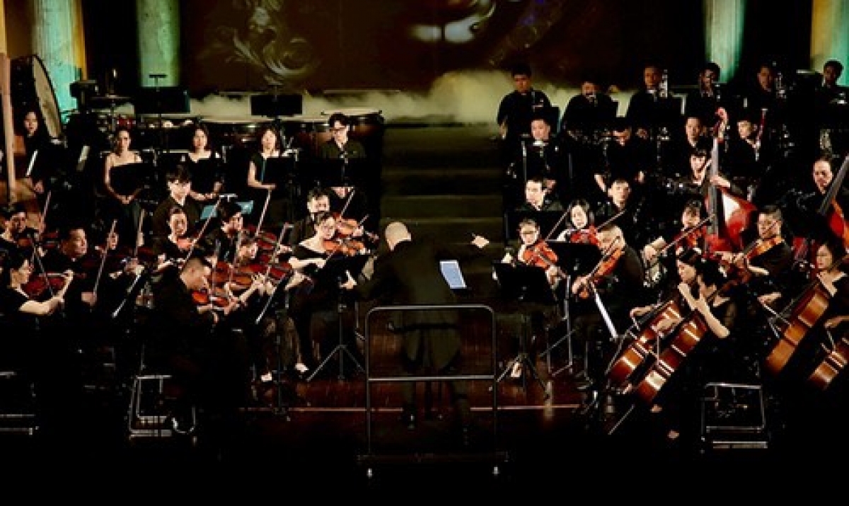Dàn nhạc Giao hưởng Nhà hát Nhạc vũ kịch Việt Nam biểu diễn trực tiếp trong vở diễn.