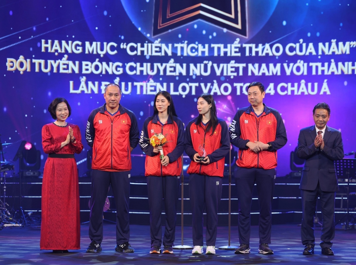 Đại diện BTC trao hạng mục “Chiến tích thể thao của năm" cho đại diện Đội tuyển bóng chuyền nữ Việt Nam