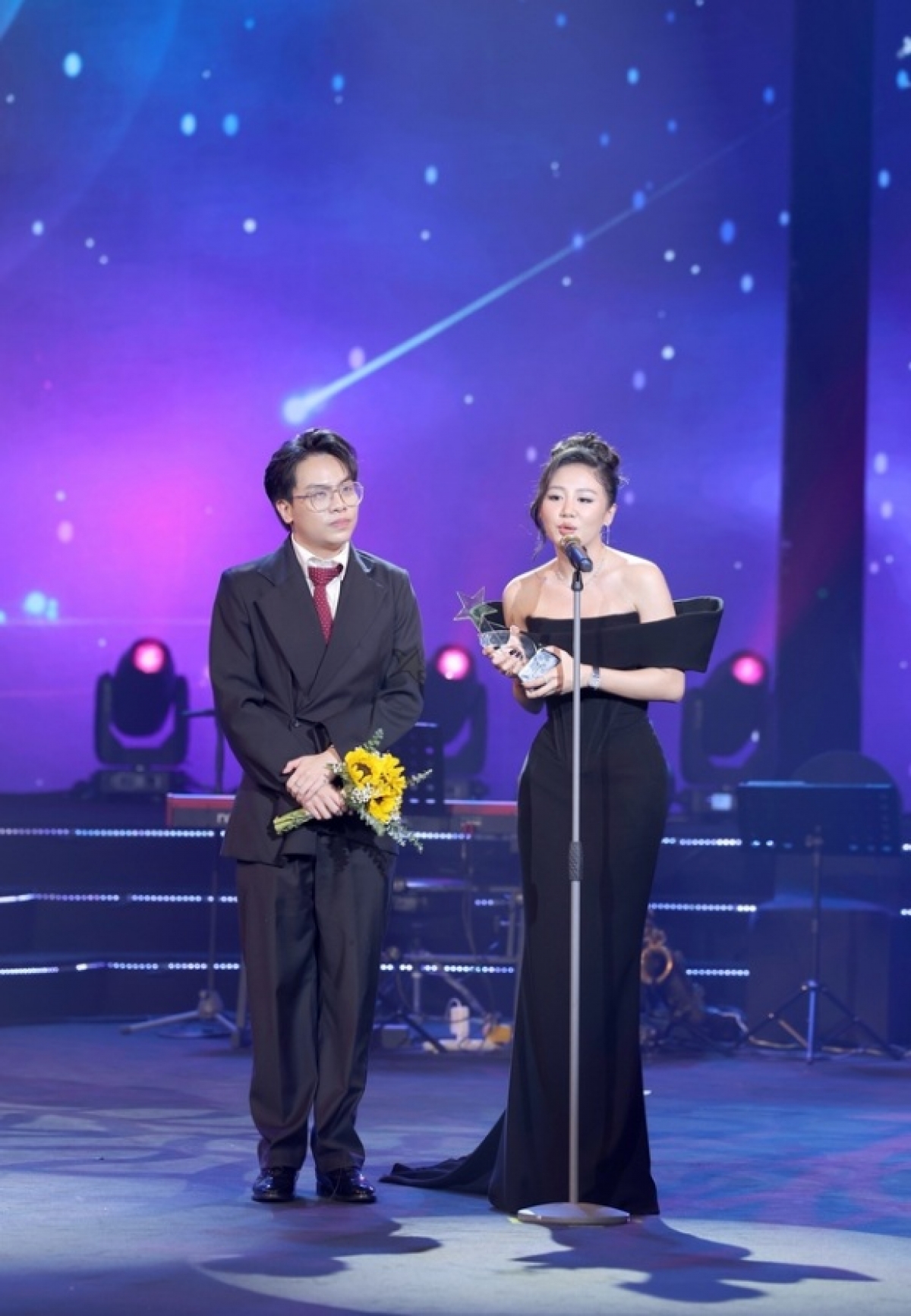 Văn Mai Hương với sự đồng hành của Hứa Kim Tuyền nhận Giải Album của năm với album Minh tinh