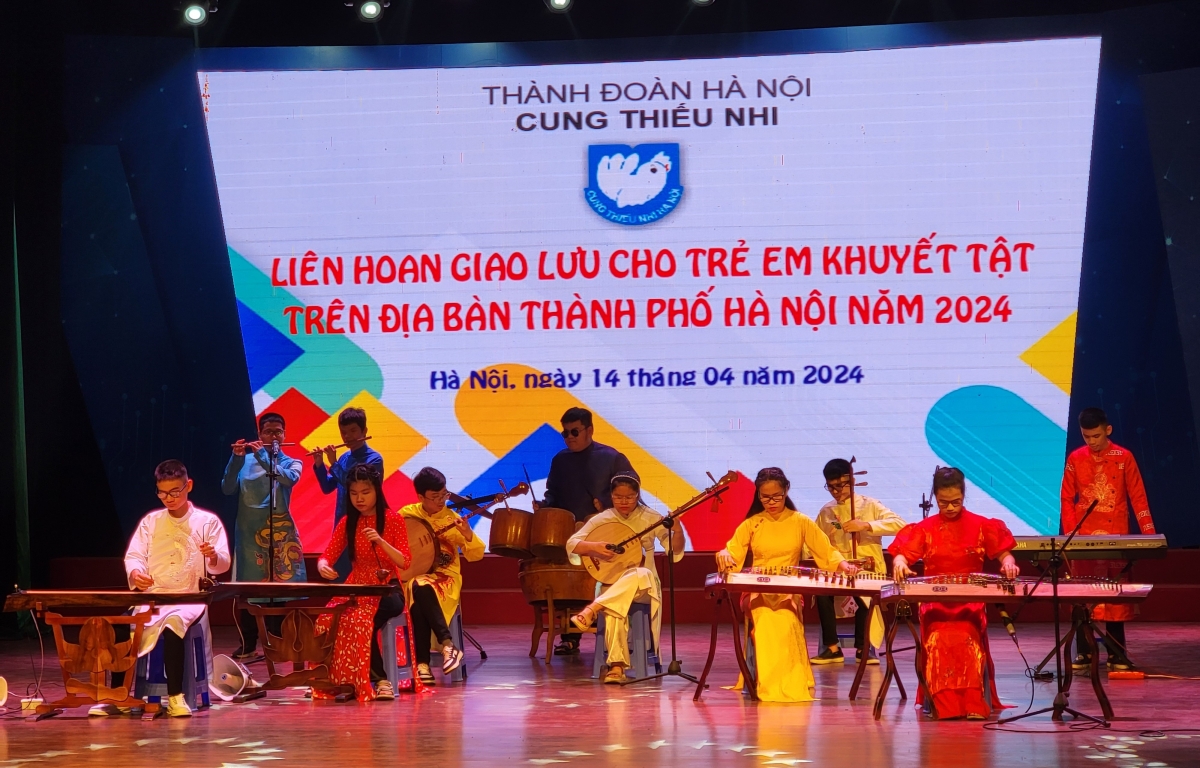 Dàn nhạc dân tộc của trường PTCS Nguyễn Đình Chiểu biểu diễn trên sân khấu Liên hoan.