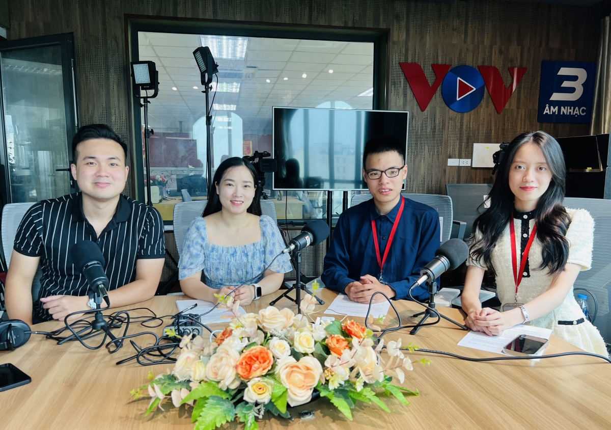 MC Hữu Nam và Thanh Tâm cùng các vị khách mời của Phượt Fm - Hành trình chiến thắng trong khung sóng đặc biệt: Điện Biên Phủ - Bản Hùng Ca Bất Diệt