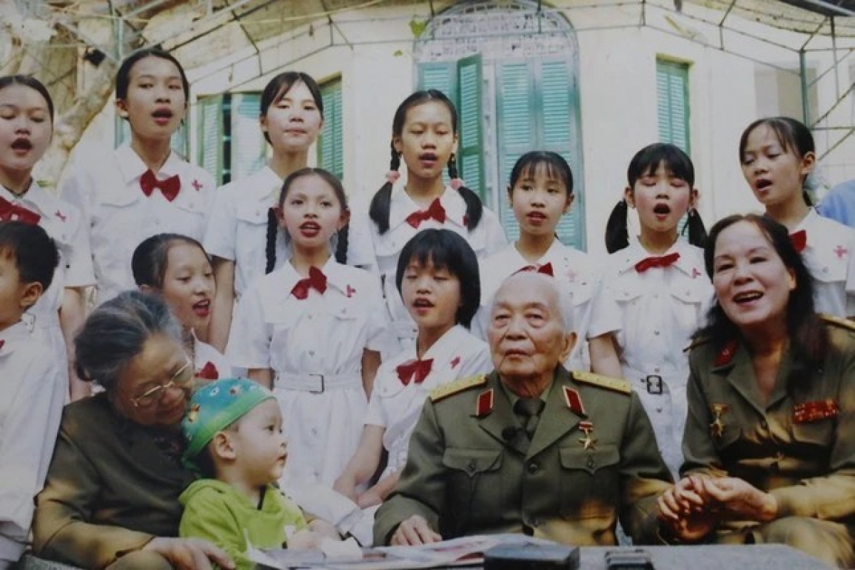 NSND Tường Vi (ngoài cùng bên phải) cùng các em nhỏ đón đại tướng Võ Nguyên Giáp đến thăm.