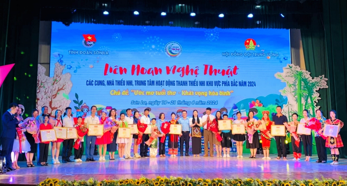 Ban tổ chức trao giải toàn đoàn cho các Cung, Nhà thiếu nhi, Trung tâm hoạt động thanh thiếu nhi các tỉnh, thành phố.