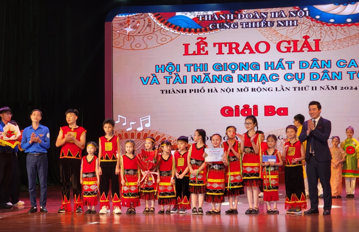 Trao giải thưởng tại Lễ trao giải “Hội thi giọng hát dân ca và tài năng nhạc cụ dân tộc TP. Hà Nội mở rộng lần thứ 2 năm 2024”.