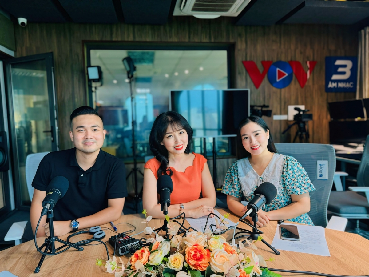 Tiến sĩ, NSND Trà My cùng hai MC Hữu Nam, Thanh Tâm tại Studio Vov3