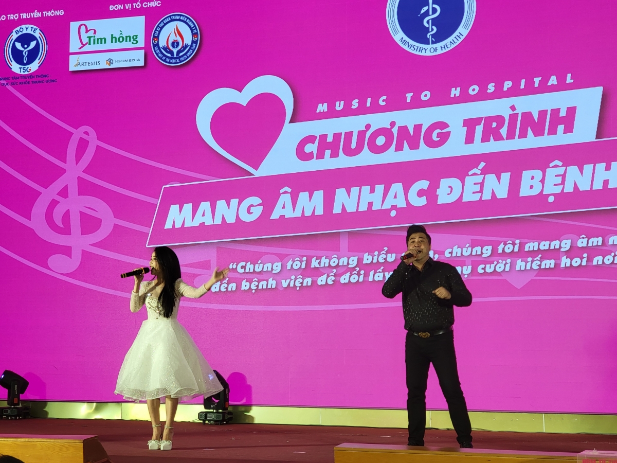 Hai ca sĩ Lê Anh, Lê Trang song ca tại Chương trình Nghệ thuật “Mang âm nhạc đến bệnh viện” số 196.