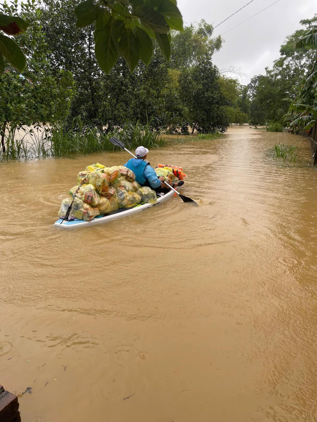 Thành viên Clb Sup Thăng Long chuyển hàng cứu trợ người dân