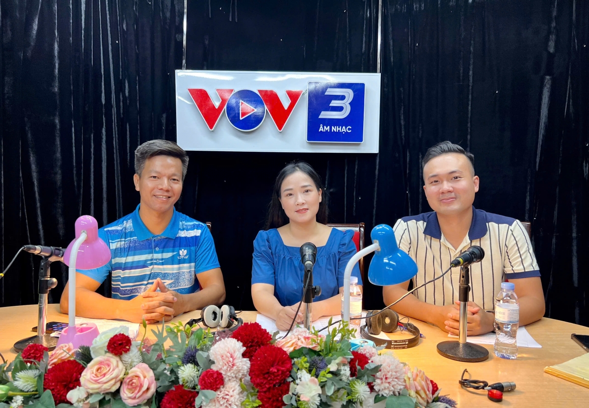 Anh Nguyễn Văn Lâm (ngoài cùng bên trái) - chủ tịch CLB Sup Thăng Long tại Studio Vov3.