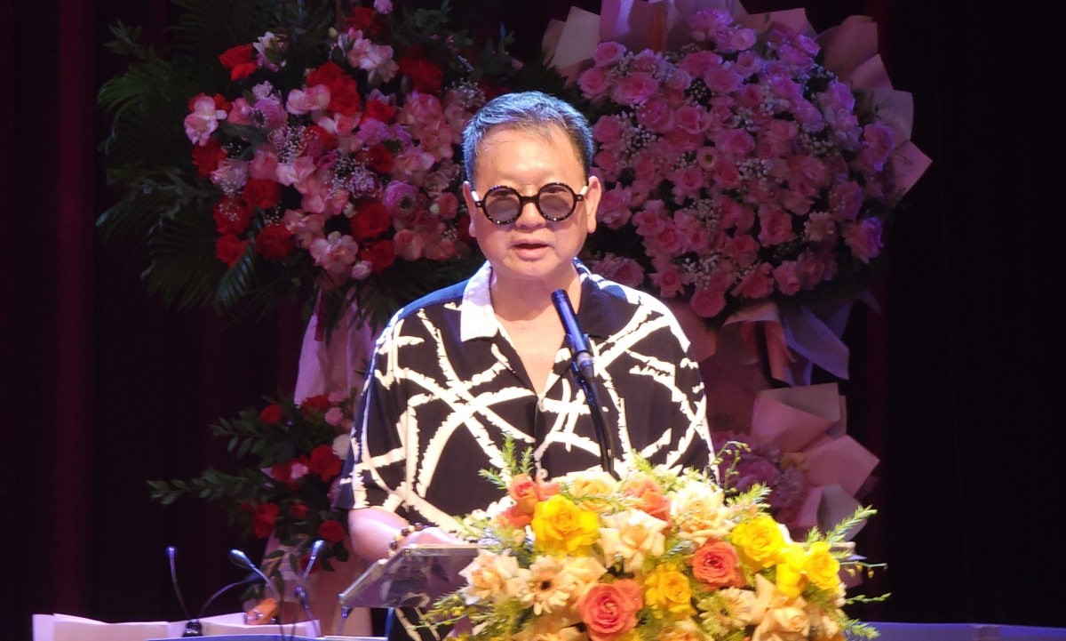 Thiếu tướng, nhạc sĩ Đức Trịnh, Chủ tịch Hội Nhạc sĩ Việt Nam đọc đề dẫn Hội thảo.