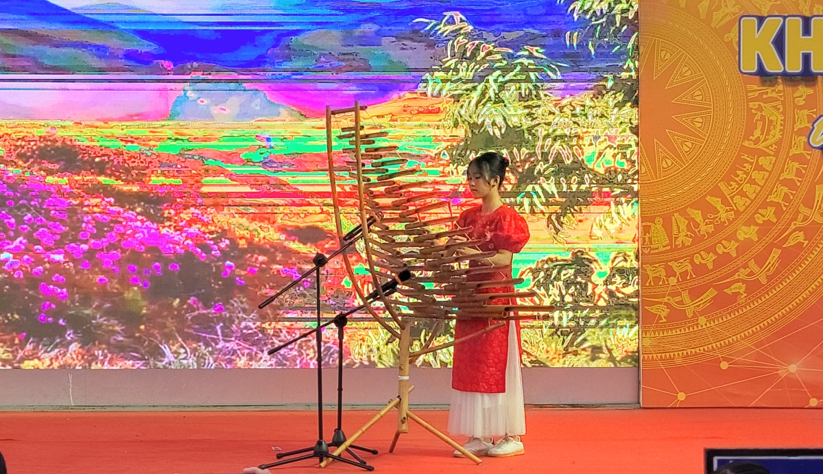 Tiết mục độc tấu đàn T'rưng "Cô gái vót chông" do em Đặng Nguyễn Thanh Giang, lớp 8A11 biểu diễn.