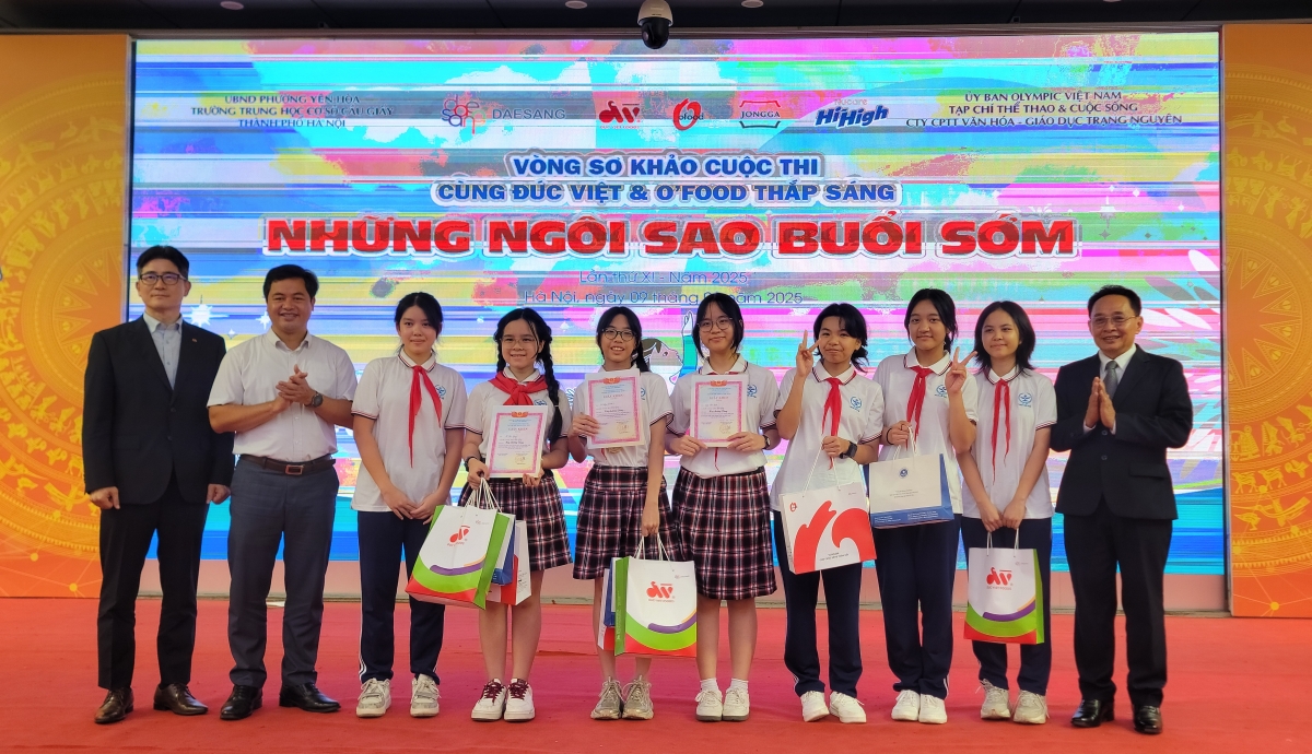 Trao giải Vàng tiết mục nhảy Mushup "Việt Nam vươn mình" cho Đội nghệ thuật lớp 8A6.