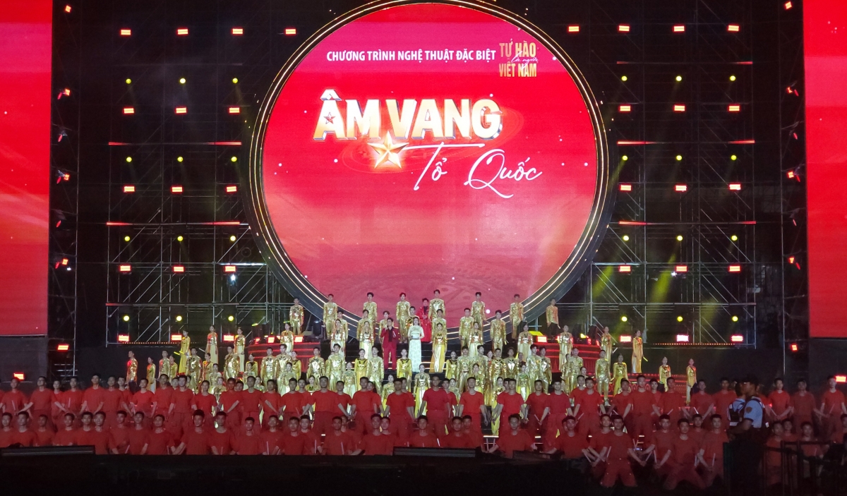 Tiết mục mở màn "Âm vang Tổ quốc" sáng tác, phối khí nhạc sĩ Tạ Duy Tuấn.