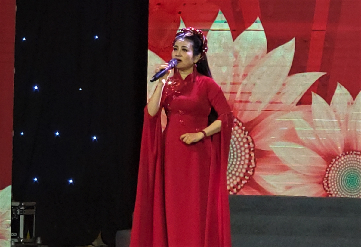 NSUT Thu Trang biểu diễn tiết mục cải lương lời mới tại VOV